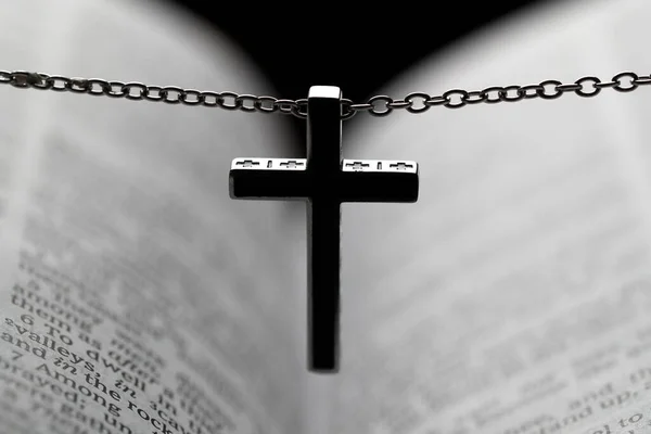 Chrześcijański Krzyż Nad Biblią Francja — Zdjęcie stockowe