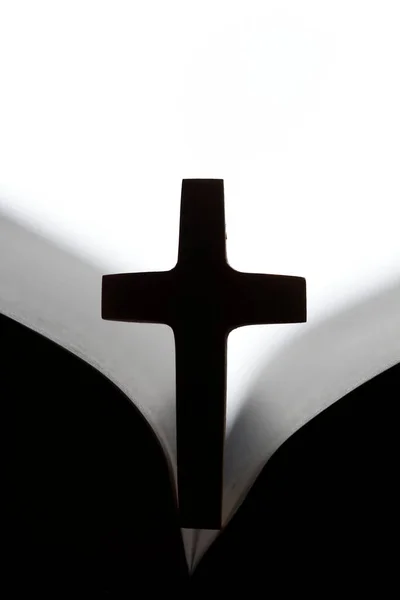 Dřevěný Kříž Otevřené Bibli Francie — Stock fotografie