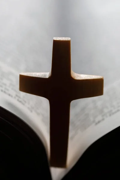 木头十字架在一本打开的圣经上 — 图库照片