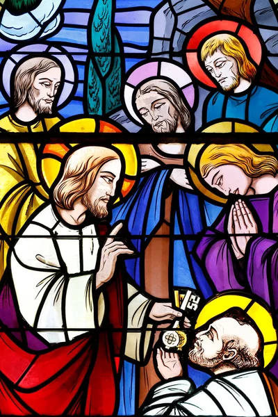 圣莫里斯教堂缝隙玻璃窗 耶稣把天堂的钥匙给了圣彼得 Thones — 图库照片