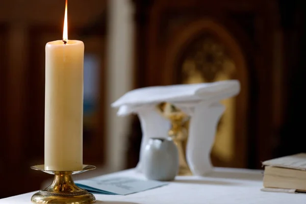 教堂圣坛上的烛台 Annecy — 图库照片