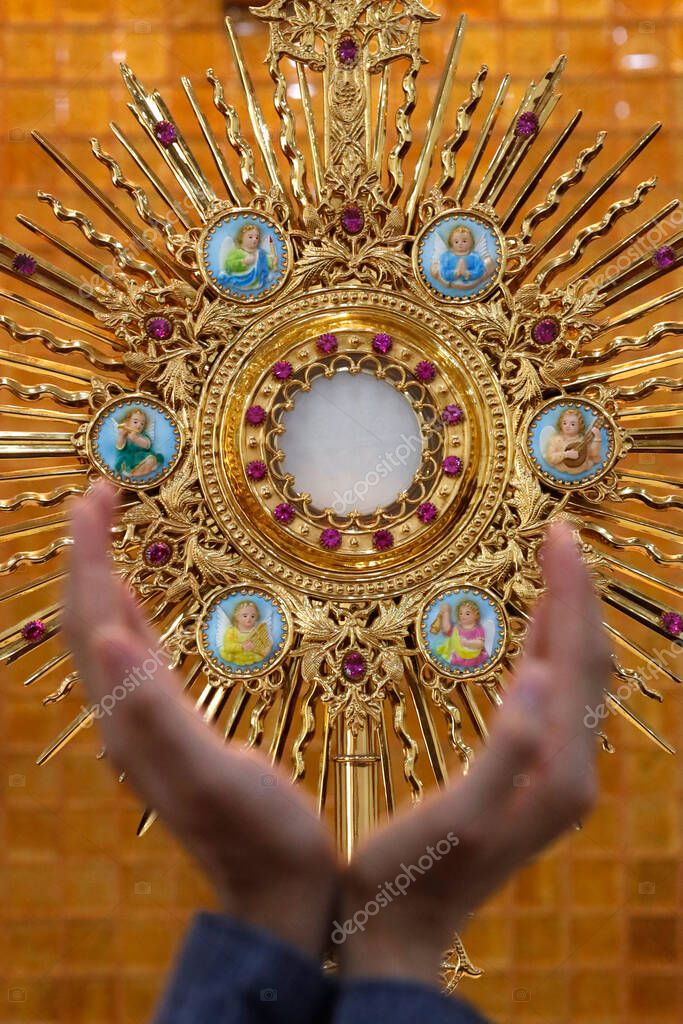 El Santísimo Sacramento en una monstrancia. Adoración Eucarística