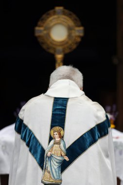 Corpus Christi ya da Kutsanmış Ayin Bayramı. Ayin merasimi. La Roche sur Foron. Fransa. 