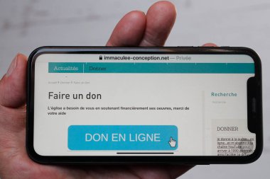Kiliseyi desteklemek için akıllı telefondan online fon. Fransa. 