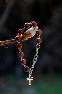 Kestane tomurcuğunda haç olan bilezik. Dini sembol.