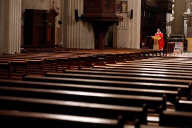 Coronavirüs salgını (COVID-19). Kilitlenme. Paskalya 2020. Kutsal Cuma Ayini 'nin kutlaması. Boş kilise. Sallanch 'lar. Fransa. 