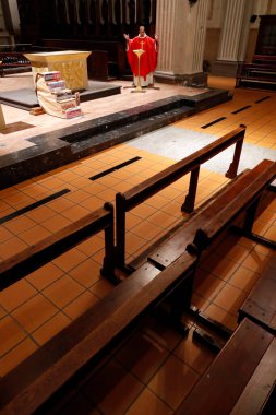 Coronavirüs salgını (COVID-19). Kilitlenme. Paskalya 2020. Kutsal Cuma Ayini 'nin kutlaması. Boş kilise. Sallanch 'lar. Fransa. 