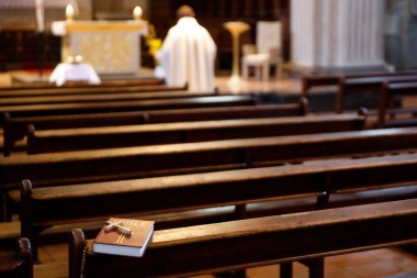 Coronavirüs salgını (COVID-19). Kilitlenme. Paskalya 2020. Boş bir kilisede Diriliş Ayini kutlaması. Fransa. 