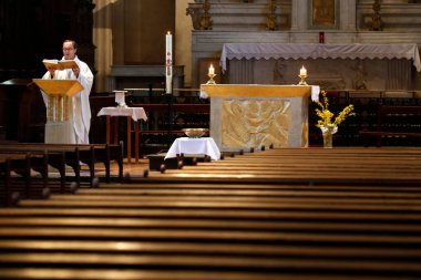 Coronavirüs salgını (COVID-19). Kilitlenme. Paskalya 2020. Boş bir kilisede Diriliş Ayini.