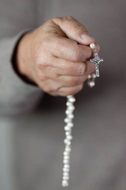 Tespih çeken adam. Yakından çek..  