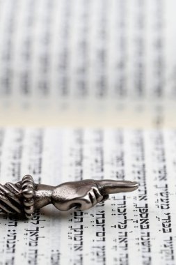 Tevrat 'ta gümüş rengi bir Yad Yahudi ritüel işaretçisi. Dini sembol. 