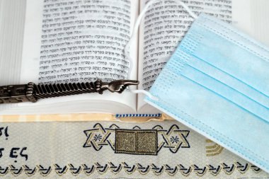 Tevrat ve Cerrahi maske takan gümüş renkli Yad Yahudi ritüeli. Dini sembol. 