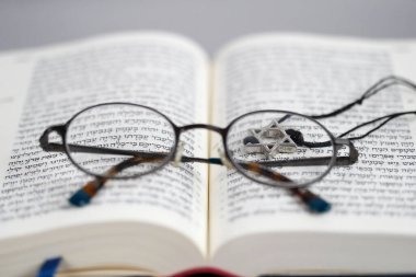 Tevrat 'ı aç, Davut yıldızı ve bir çift gözlük. Dini sembol. 