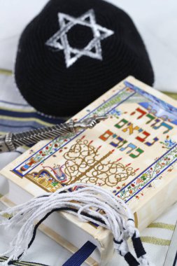 Sylver Yad, siyah beyaz tzitzit, tallit, kippah ve Torah. Yahudi sembolleri. Dini sembol. 