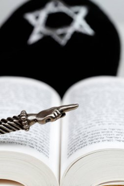 Sylver Yad, Kippah ve Torah. Yahudi sembolleri. Dini sembol. 