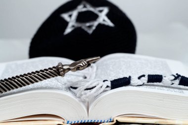 Sylver Yad, siyah beyaz tzitzit, kippah ve Torah. Yahudi sembolleri. Dini sembol. 