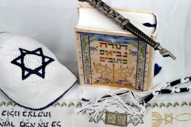 Sylver Yad, siyah beyaz tzitzit, tallit, kippah ve Torah. Yahudi sembolleri. Dini sembol. 