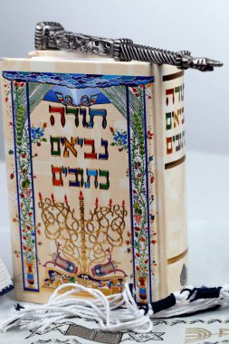 Sylver Yad, siyah beyaz tzitzit, tallit, kippah ve Torah. Yahudi sembolleri. Dini sembol. 