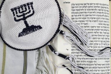 Tallit, kippah ve Torah. Yahudi sembolleri. 
