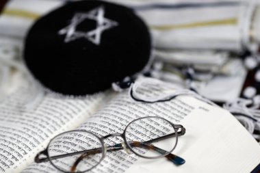 Tevrat 'ı aç, kippah, Tallit ve bir çift gözlük. Dini sembol. 