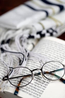 Tevrat 'ı, Tallit' i ve bir çift gözlüğü aç. Dini sembol. 