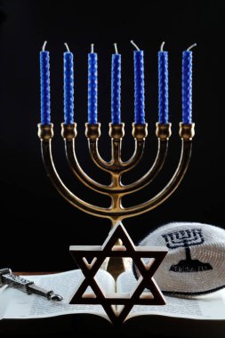 Tevrat 'ı aç, Davut, Kippah, Yad ve Menorah' ın yıldızı, ya da yedi lamba lambası, eski çağlardan beri Yahudiliğin sembolü.. 