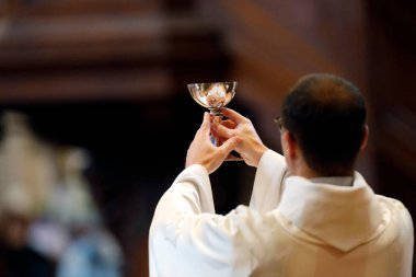 Katolik kilisesi. Covid-19 salgınından sonraki pazar ayinini kutluyoruz. Ayin kutlaması. Sallanch 'lar. Fransa. 