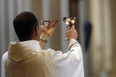 Katolik kilisesi. Covid-19 salgınından sonraki pazar ayinini kutluyoruz. Ayin kutlaması. Sallanch 'lar. Fransa. 