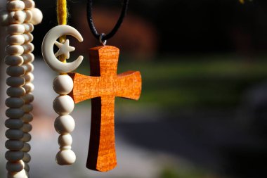 Hristiyanlık ve İslam 2 tek tanrılı dinler. Hıristiyan haçı ve İslami haç ve hilal: Dinler arası semboller. 