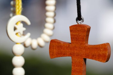 Hristiyanlık ve İslam 2 tek tanrılı dinler. Hıristiyan haçı ve İslami haç ve hilal: Dinler arası semboller. 