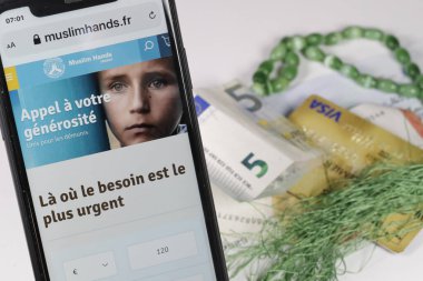 Akıllı bir telefondan yakın çekim. Bağış ve cömertlik isteyin. İslami insani yardım. Fransa. 