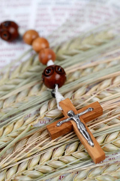 基督教十字架 圣经和麦穗作为精神和物质食物的象征 教会标志 — 图库照片
