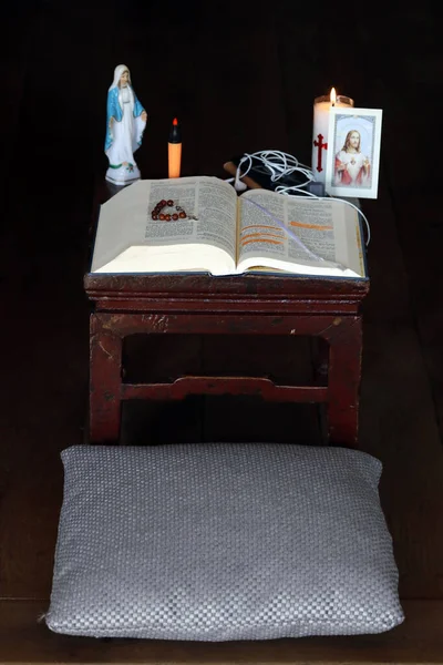 Epidemia Koronawirusa Covid Ołtarz Domu Biblią Modlitwy Francja — Zdjęcie stockowe