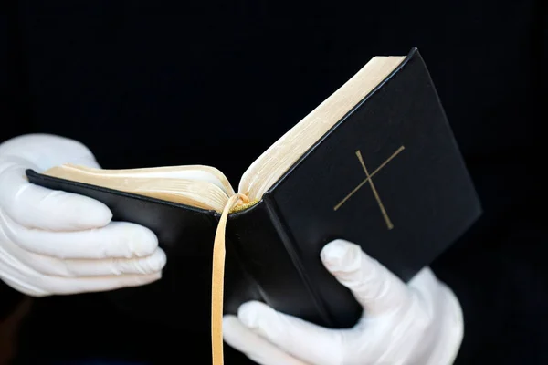Епідемія Коронавірусу Covid Чоловік Читає Біблію Захисними Рукавичками — стокове фото
