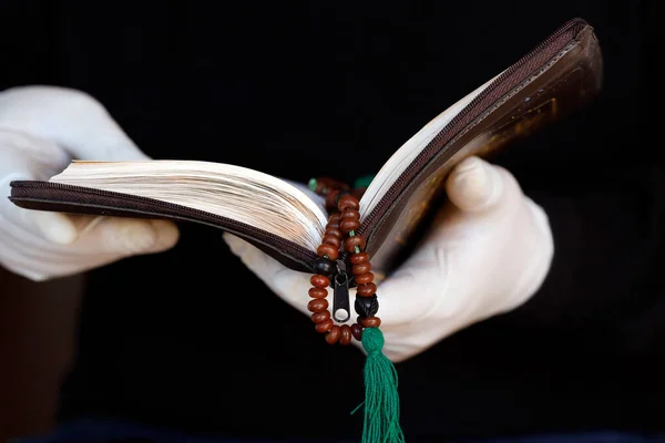 Coronavirusepidemie Covid Moslim Leest Koran Met Beschermende Handschoenen — Stockfoto