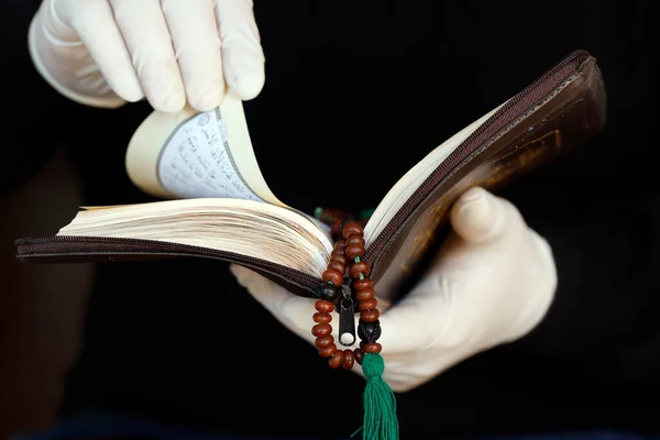 Епідемія Коронавірусу Covid Мусульмани Читають Коран Захисними Рукавицями — стокове фото