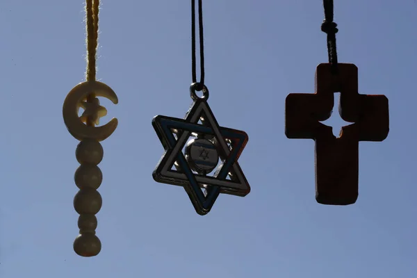 キリスト教 イスラム教 ユダヤ教3一神教 ユダヤ星と十字架とクレセント 宗教間のシンボル — ストック写真