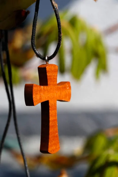 Μενταγιόν Ξύλινος Χριστιανικός Σταυρός Φύλλα Κάστανου Θρησκευτικό Σύμβολο — Φωτογραφία Αρχείου