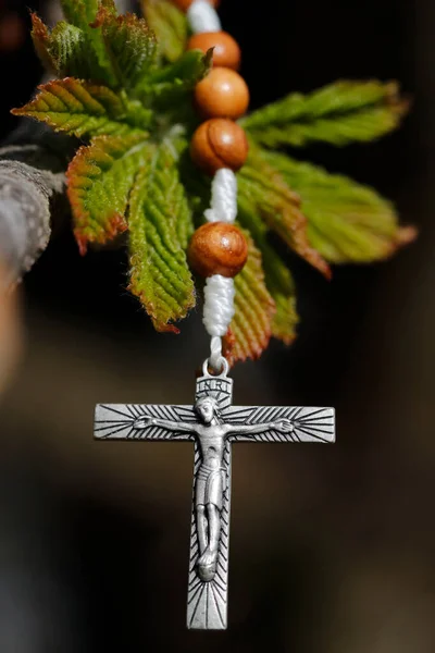 Katolikus Rózsafüzér Körül Egy Fiatal Gesztenye Levél Vallási Szimbólum — Stock Fotó