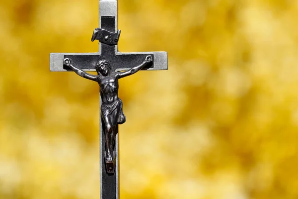 Balai Fleurs Printemps Crucifix Sur Fond Jaune Symbole Religieux — Photo