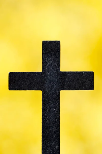 Balai Fleurs Printemps Croix Chrétienne Sur Fond Jaune Symbole Religieux — Photo