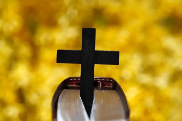 Escoba Flor Primavera Biblia Cruz Cristiana Sobre Fondo Amarillo Símbolo — Foto de Stock