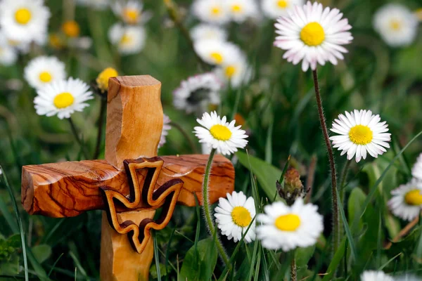 Houten Kruis Het Gras Met Bloemen Religieus Symbool — Stockfoto