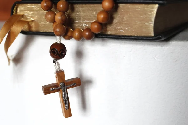 古い聖書と祈りのビーズ 宗教的シンボル — ストック写真