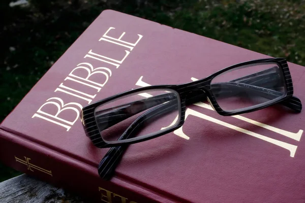 Bíblia Par Óculos — Fotografia de Stock