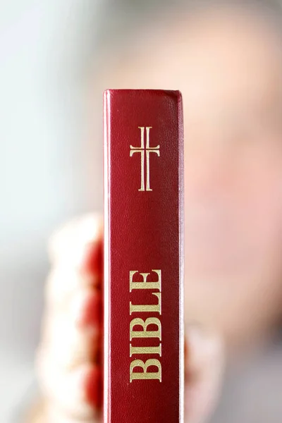 Homem Com Uma Bíblia França — Fotografia de Stock