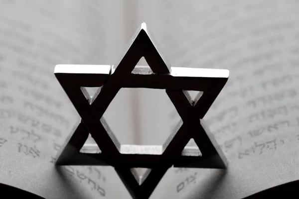 토라에 나오는 유대인 스타나 데이비드의 종교적 상징물 — 스톡 사진