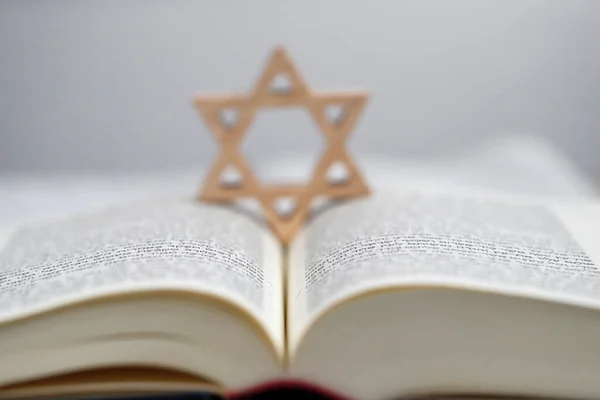 ユダヤ人の星やトーラーのダビデの星 宗教的シンボル — ストック写真