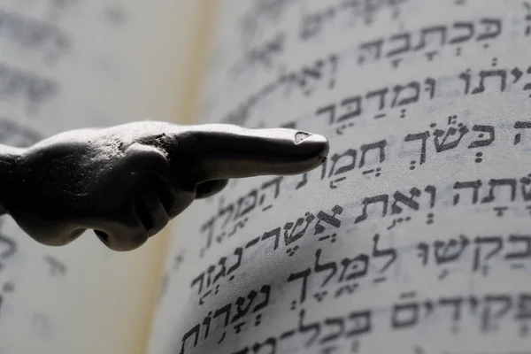Ein Silberner Yad Jüdischer Ritueller Zeiger Auf Einer Tora Religiöses — Stockfoto