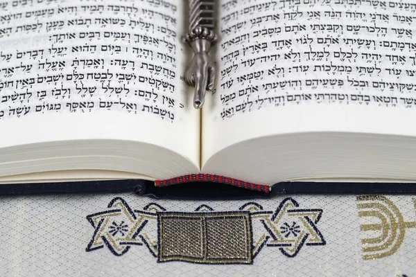 一个银色亚德犹太礼仪指针在托拉上 宗教标志 — 图库照片